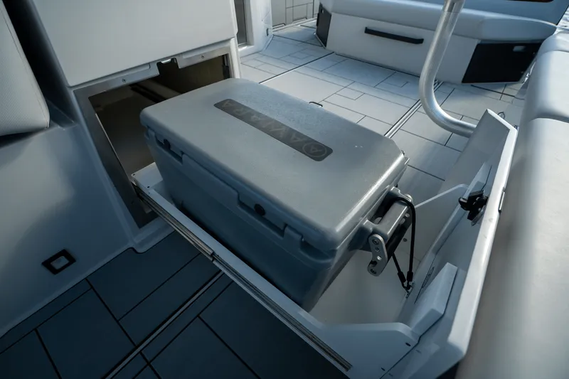 Slide: The Image of Aviara AV40 OUTBOARD 2022 - 16