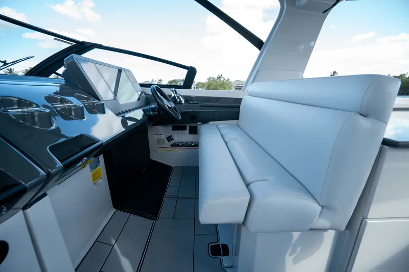 Slide: The Image of Aviara AV40 OUTBOARD 2022 - 17