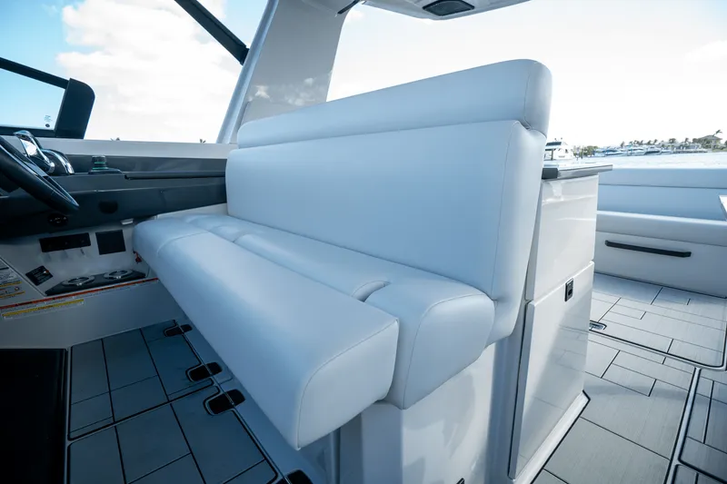 Slide: The Image of Aviara AV40 OUTBOARD 2022 - 22