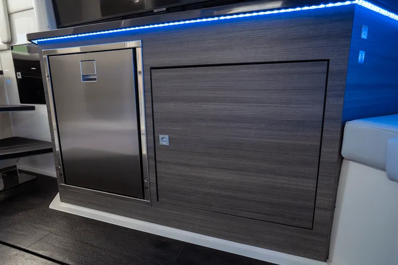 Slide: The Image of Aviara AV40 OUTBOARD 2022 - 27