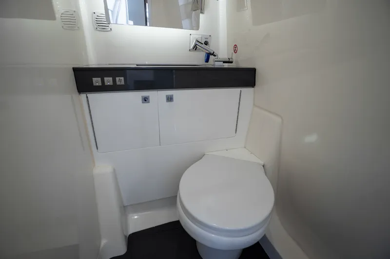 Slide: The Image of Aviara AV40 OUTBOARD 2022 - 28