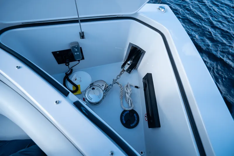 Slide: The Image of Aviara AV40 OUTBOARD 2022 - 32