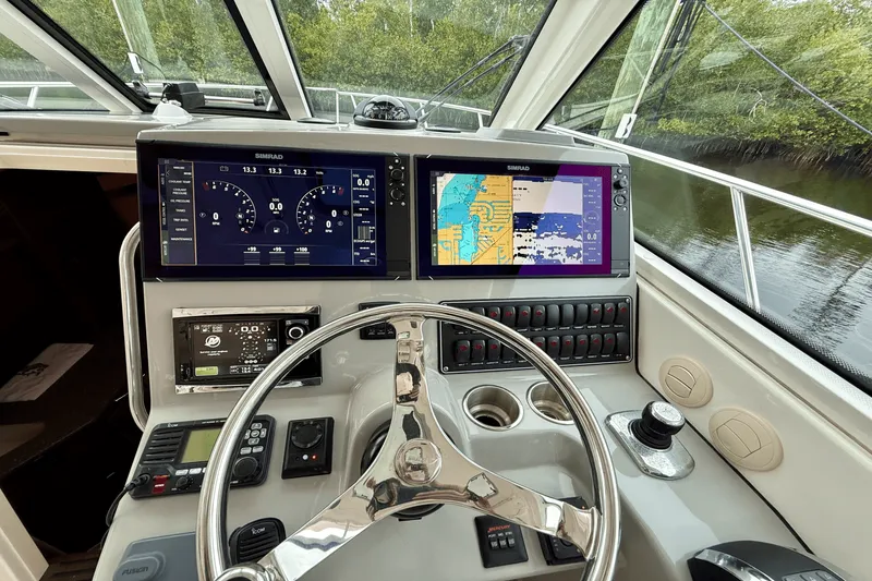 Slide: The Image of Boston Whaler 345 CONQUEST 2015 - 30