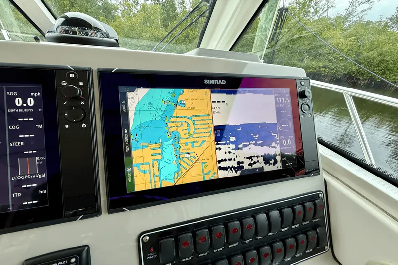 Slide: The Image of Boston Whaler 345 CONQUEST 2015 - 32