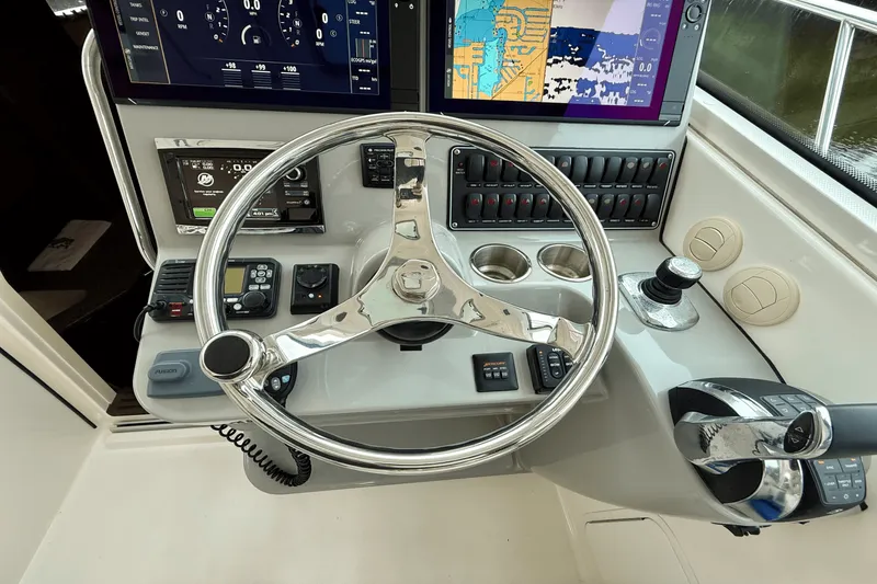 Slide: The Image of Boston Whaler 345 CONQUEST 2015 - 34