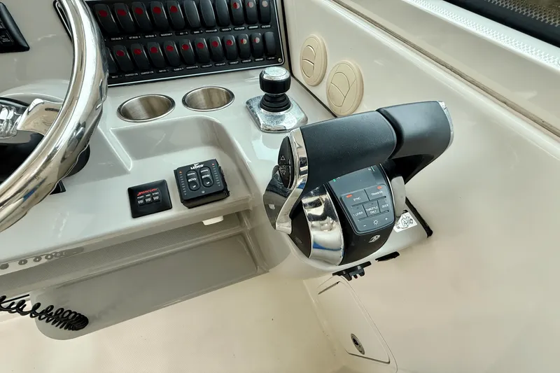 Slide: The Image of Boston Whaler 345 CONQUEST 2015 - 35