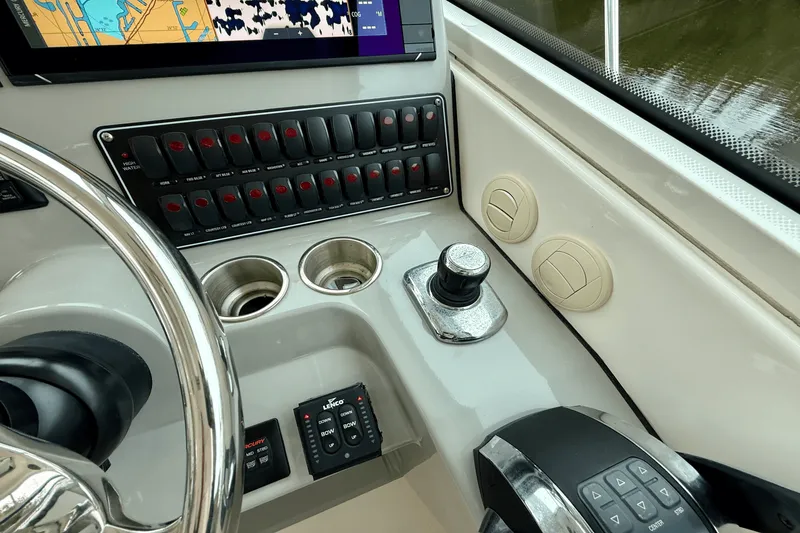 Slide: The Image of Boston Whaler 345 CONQUEST 2015 - 36