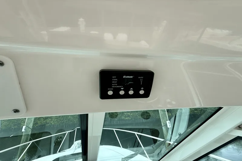 Slide: The Image of Boston Whaler 345 CONQUEST 2015 - 37