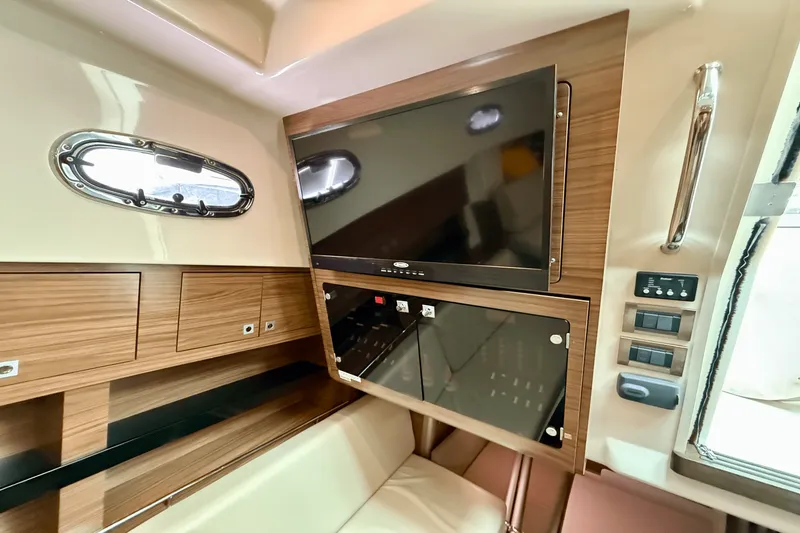 Slide: The Image of Boston Whaler 345 CONQUEST 2015 - 44