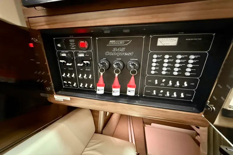 Slide: The Image of Boston Whaler 345 CONQUEST 2015 - 45