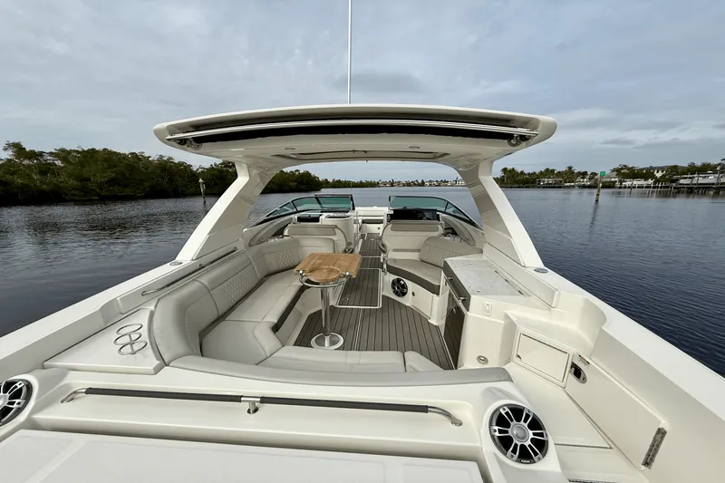 Slide: The Image of Sea Ray 350 SLX-OB 2024 - 13