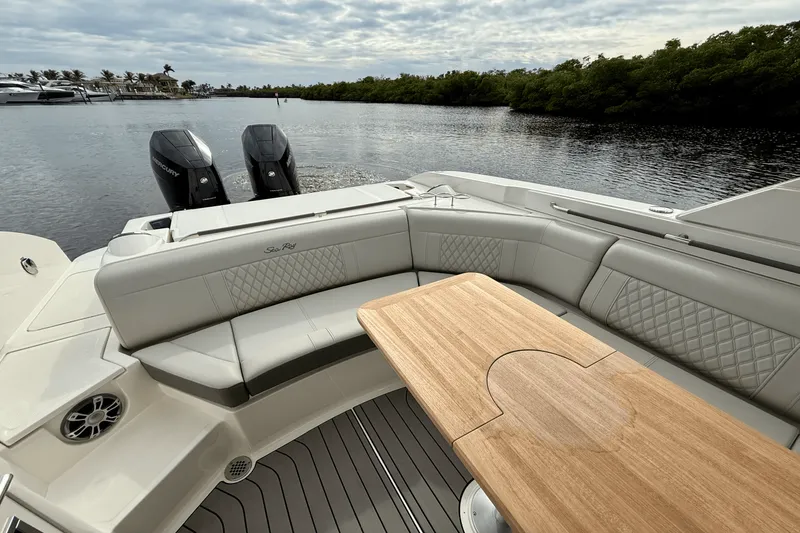 Slide: The Image of Sea Ray 350 SLX-OB 2024 - 19