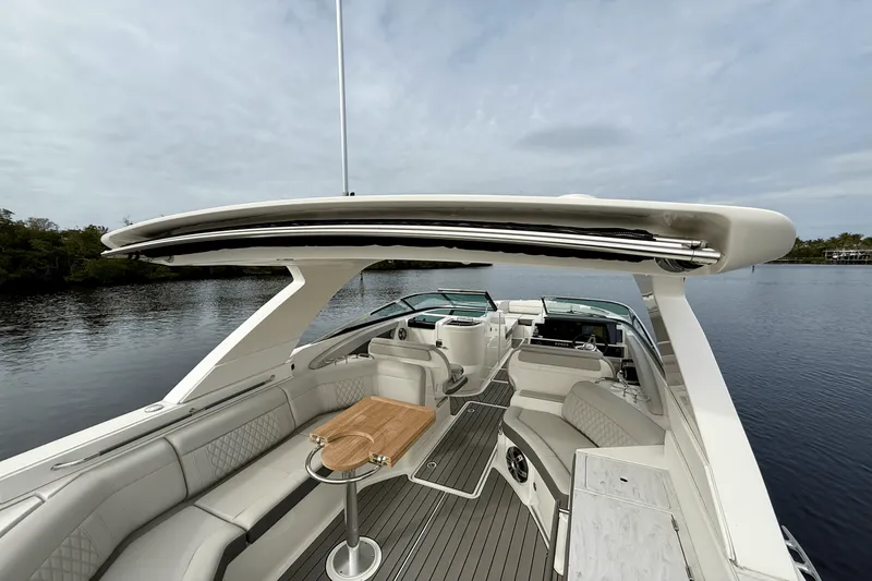 Slide: The Image of Sea Ray 350 SLX-OB 2024 - 20