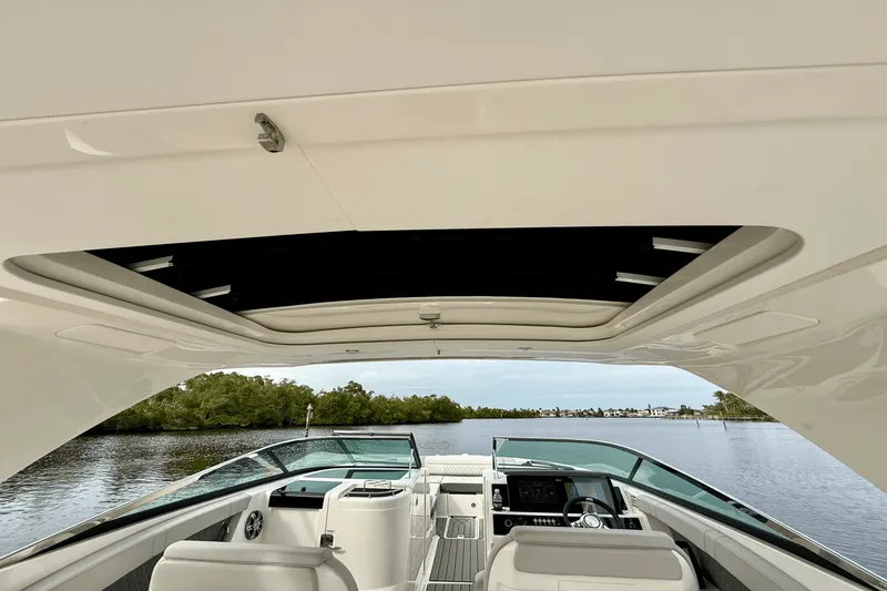 Slide: The Image of Sea Ray 350 SLX-OB 2024 - 21