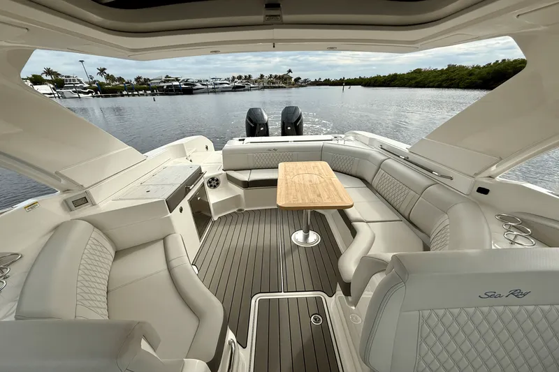 Slide: The Image of Sea Ray 350 SLX-OB 2024 - 22