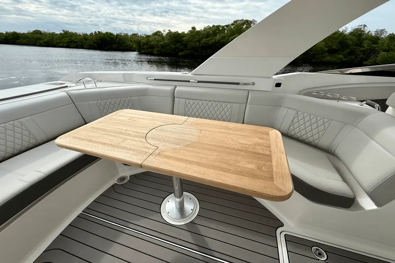 Slide: The Image of Sea Ray 350 SLX-OB 2024 - 23