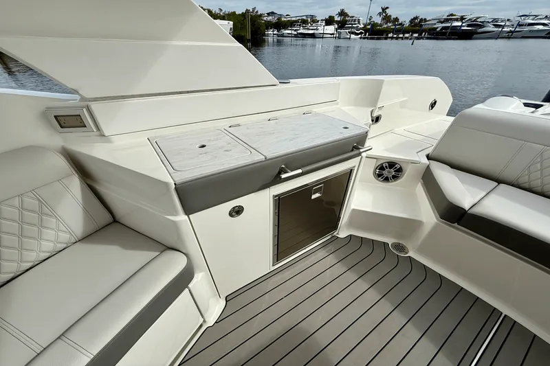 Slide: The Image of Sea Ray 350 SLX-OB 2024 - 24
