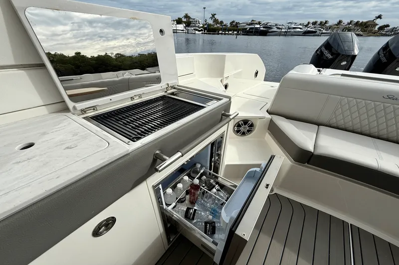 Slide: The Image of Sea Ray 350 SLX-OB 2024 - 25
