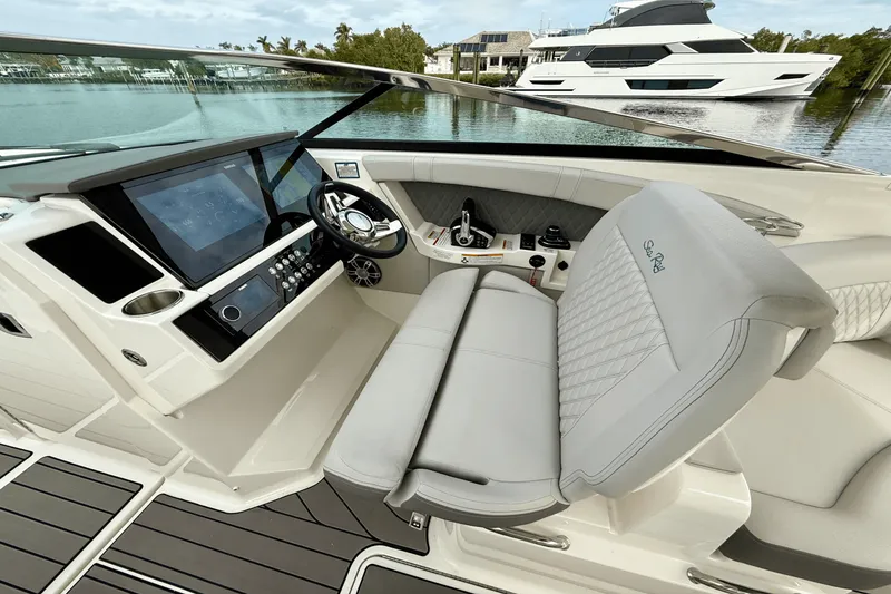 Slide: The Image of Sea Ray 350 SLX-OB 2024 - 29