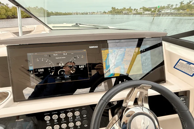 Slide: The Image of Sea Ray 350 SLX-OB 2024 - 30
