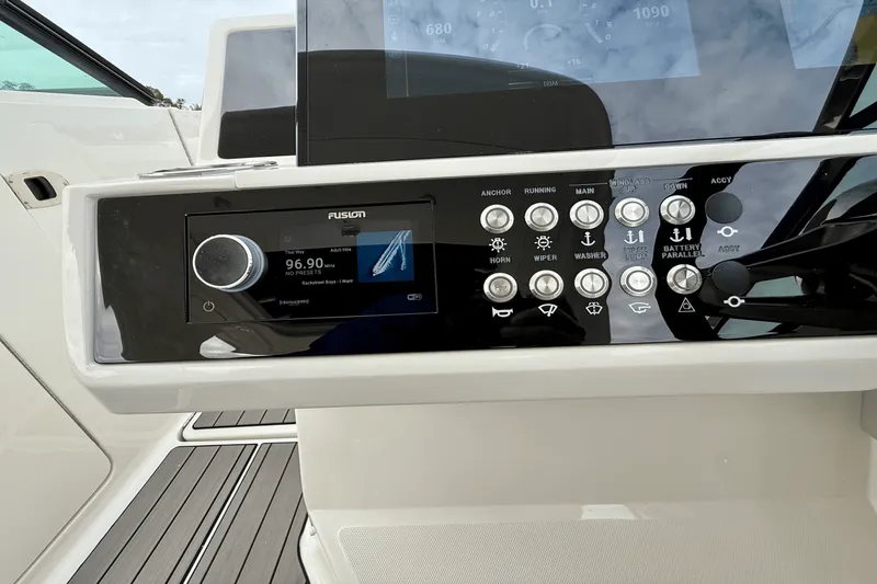 Slide: The Image of Sea Ray 350 SLX-OB 2024 - 31