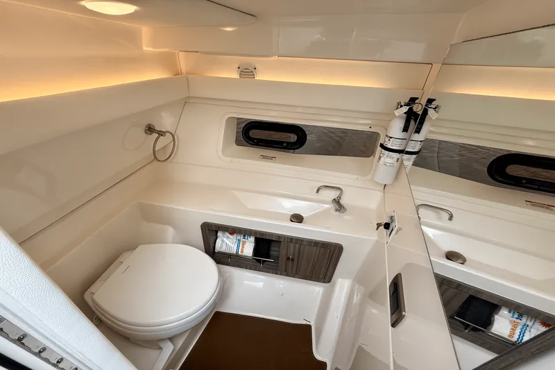 Slide: The Image of Sea Ray 350 SLX-OB 2024 - 35