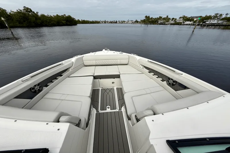 Slide: The Image of Sea Ray 350 SLX-OB 2024 - 36
