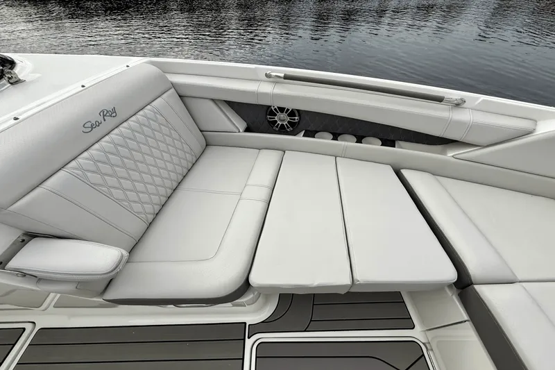 Slide: The Image of Sea Ray 350 SLX-OB 2024 - 38