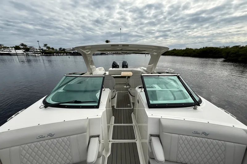 Slide: The Image of Sea Ray 350 SLX-OB 2024 - 41