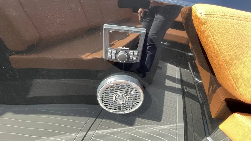 Slide: The Image of Cruisers Yachts 38 GLS OB SB 2023 - 19