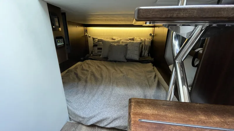 Slide: The Image of Cruisers Yachts 38 GLS OB SB 2023 - 24