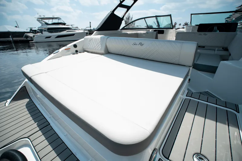 Slide: The Image of Sea Ray SDX 250 Outboard 2025 - 5