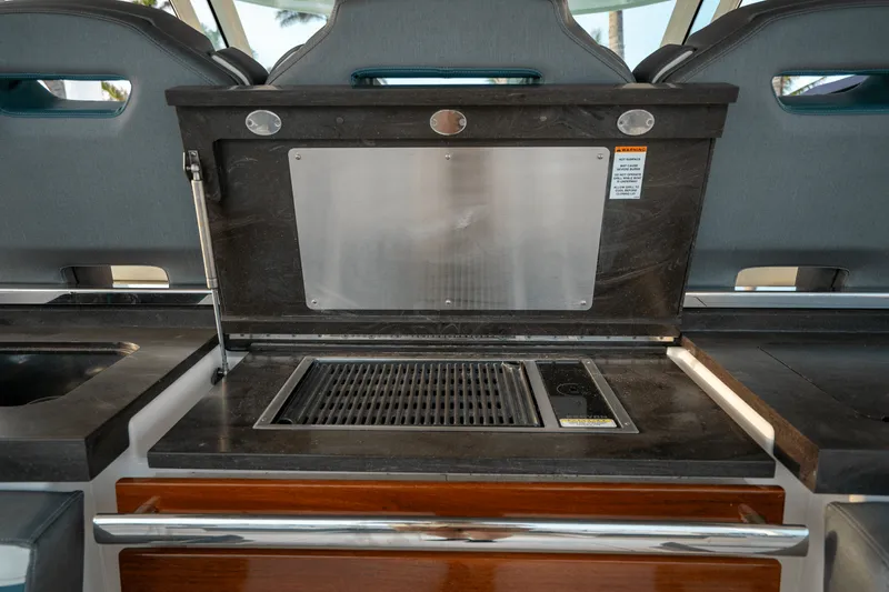 Slide: The Image of Tiara 38 LS 2018 - 10