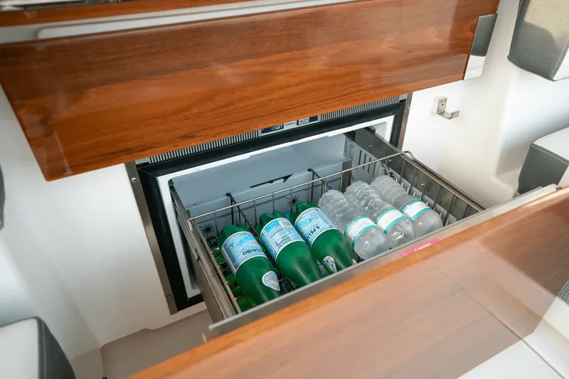 Slide: The Image of Tiara 38 LS 2018 - 11