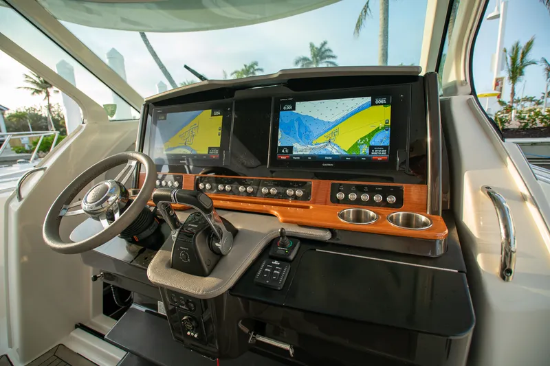 Slide: The Image of Tiara 38 LS 2018 - 13