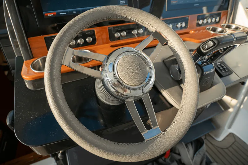 Slide: The Image of Tiara 38 LS 2018 - 15