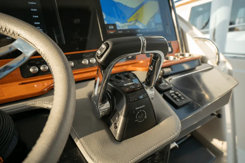 Slide: The Image of Tiara 38 LS 2018 - 16