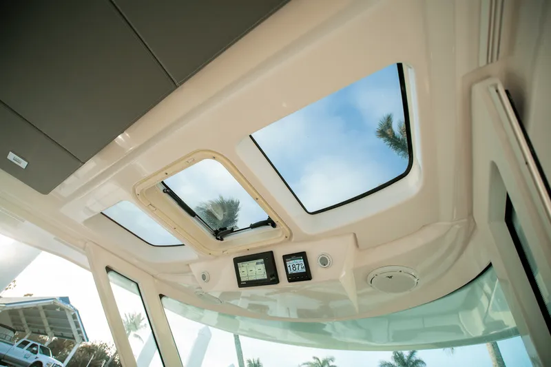 Slide: The Image of Tiara 38 LS 2018 - 18