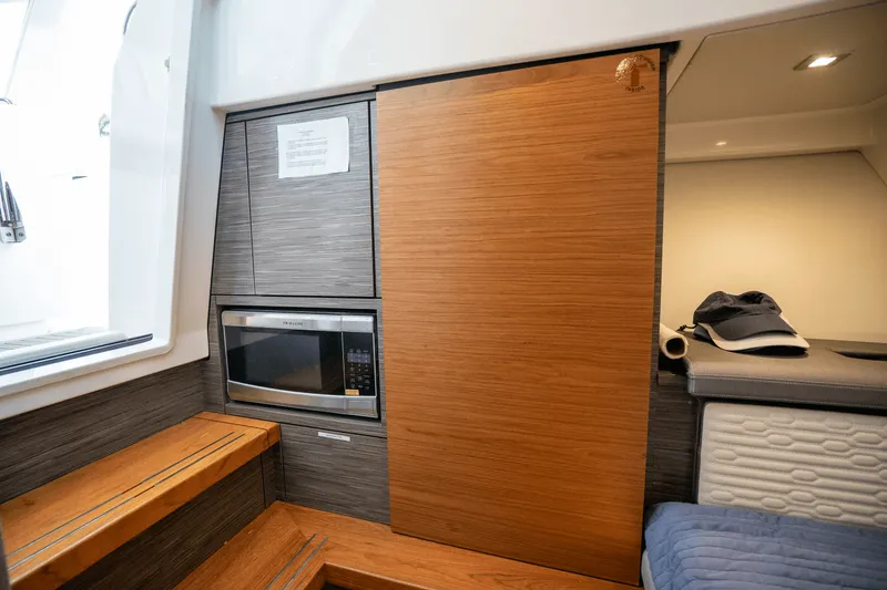 Slide: The Image of Tiara 38 LS 2018 - 22