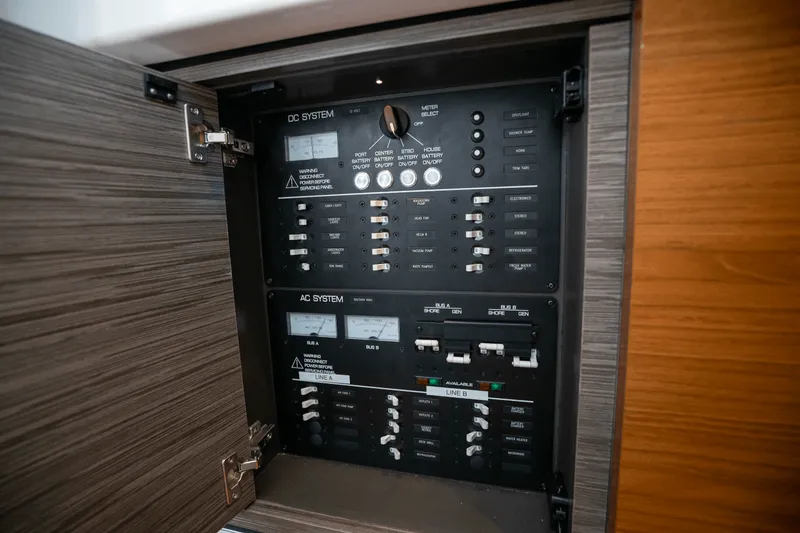 Slide: The Image of Tiara 38 LS 2018 - 24