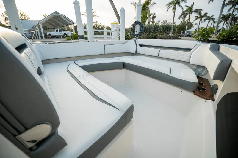 Slide: The Image of Tiara 38 LS 2018 - 32