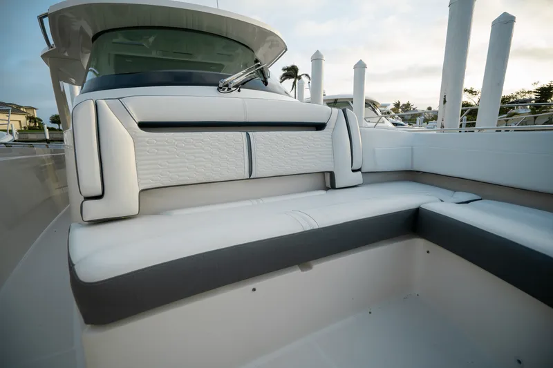 Slide: The Image of Tiara 38 LS 2018 - 33