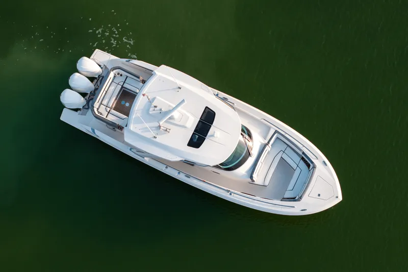 Slide: The Image of Tiara 38 LS 2018 - 4