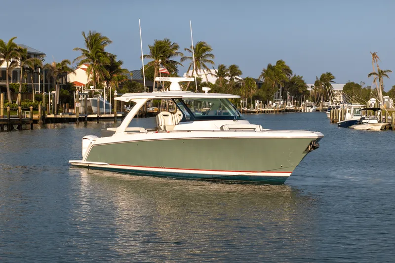 Slide: The Image of Tiara 38 LS 2018 - 40