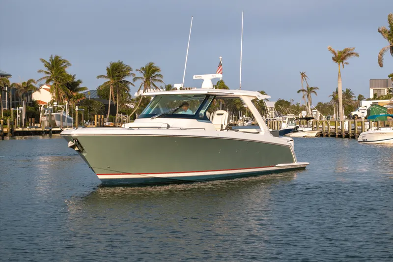 Slide: The Image of Tiara 38 LS 2018 - 43