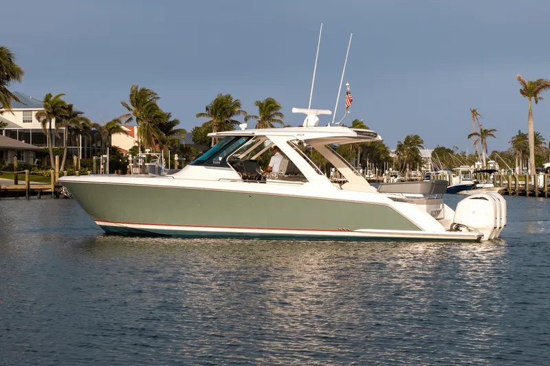 Slide: The Image of Tiara 38 LS 2018 - 46