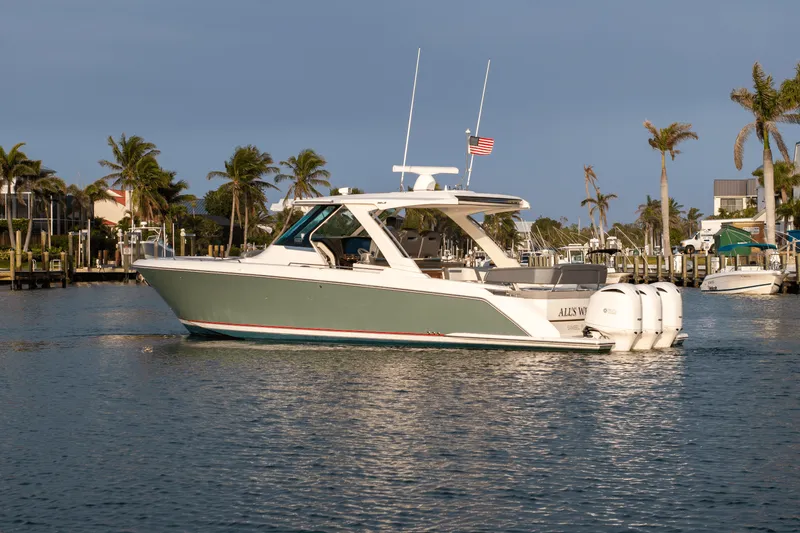 Slide: The Image of Tiara 38 LS 2018 - 47