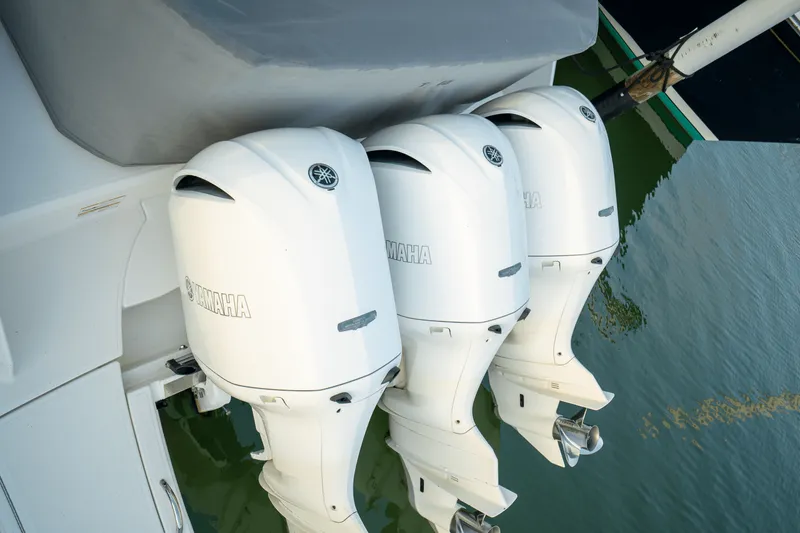 Slide: The Image of Tiara 38 LS 2018 - 5