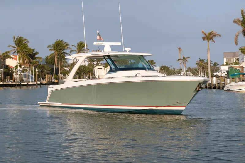 Slide: The Image of Tiara 38 LS 2018 - 61