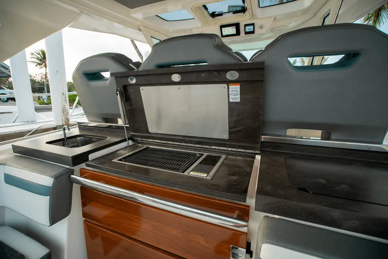 Slide: The Image of Tiara 38 LS 2018 - 9